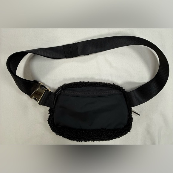 lululemon athletica Black Sherpa Crossbody Belt Bag - Picture 10 of 16